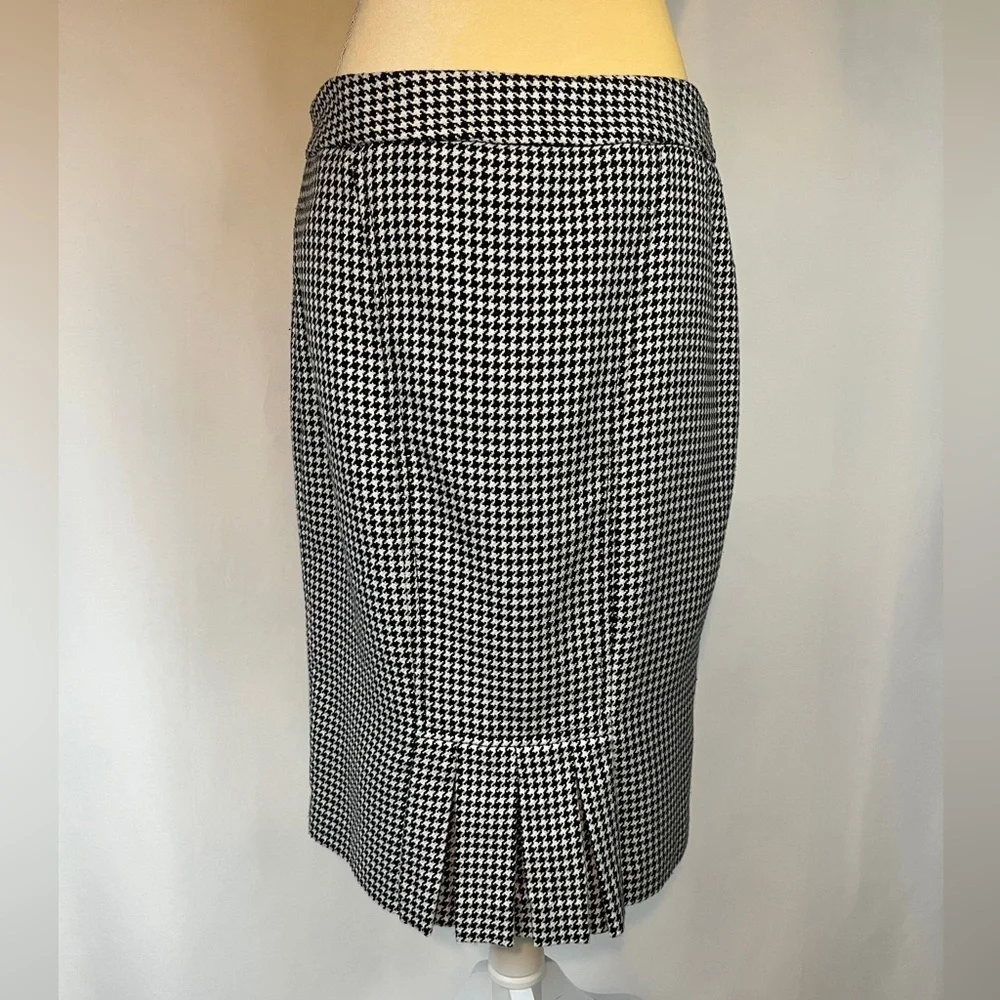 Black and White Knee Length Skirt with Lining Size 10